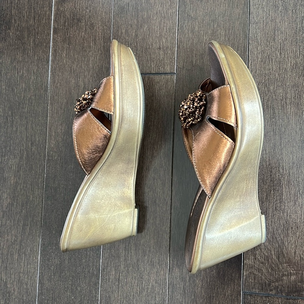 Beautiful sandals - Picture 2 of 4